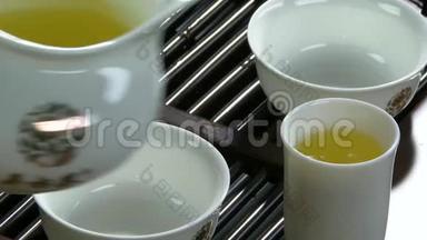 工艺冲泡茶，茶道，一杯刚冲泡的红茶.. 亚洲茶具上竹席，特写.. 中国人来自